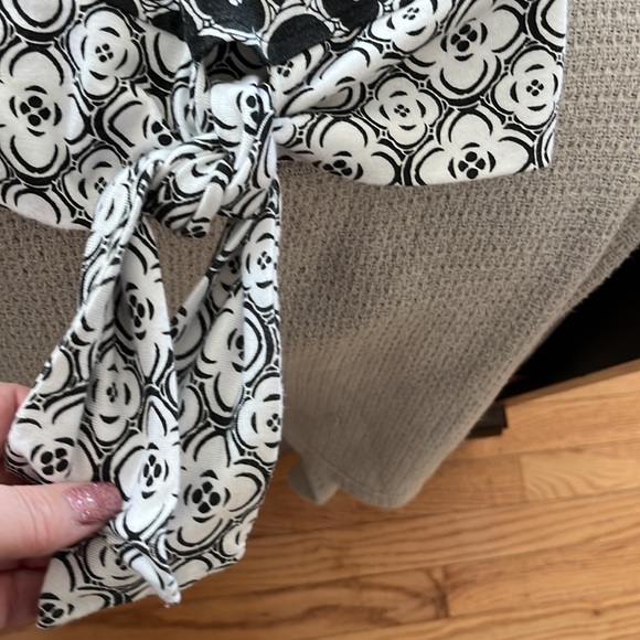 Cute square neck top with tie accent on hip - Picture 3 of 3